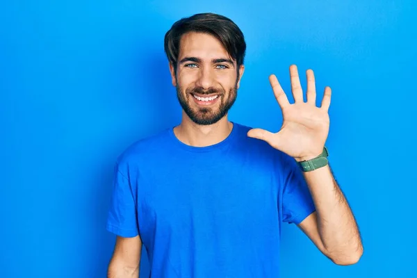 Junger Hispanischer Mann Lässiger Kleidung Zeigt Mit Finger Nummer Fünf — Stockfoto