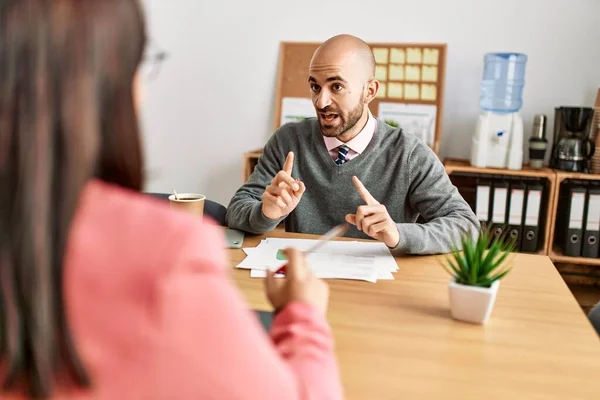 Två Latinamerikanska Affärsmän Ler Glada Att Arbeta Kontoret — Stockfoto