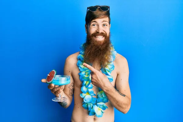 Redhead Man Long Beard Wearing Swimsuit Drinking Tropical Cocktail Smiling — Stock Photo, Image