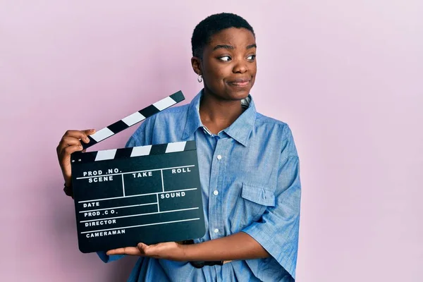 Genç Afrikalı Amerikalı Kadın Elinde Video Film Klasörü Ile Yan — Stok fotoğraf