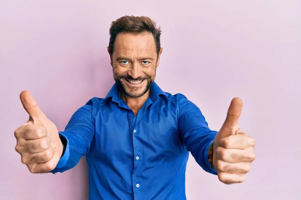 Homem Meia Idade Vestindo Roupas Casuais Aprovando Fazer Gesto Positivo — Fotografia de Stock