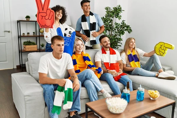 Grupo Jovens Amigos Assistindo Apoiando Jogo Futebol Casa — Fotografia de Stock