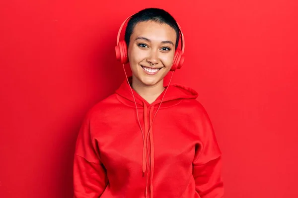 Hermosa Mujer Hispana Con Pelo Corto Escuchando Música Usando Auriculares —  Fotos de Stock