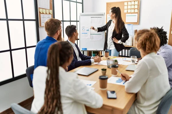 Gruppe Von Geschäftsleuten Hört Hispanische Chefin Konferenz Büro — Stockfoto