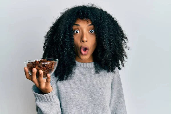 Afrikaans Amerikaanse Vrouw Met Afro Haar Houden Rozijnen Kom Bang — Stockfoto