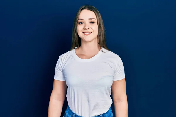 Chica Hispana Joven Que Usa Una Camiseta Blanca Casual Con —  Fotos de Stock