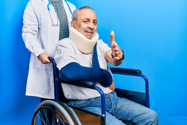 Bonito Homem Sênior Com Barba Sentado Cadeira Rodas Com Gola — Fotografia de Stock