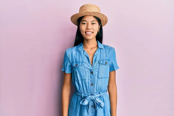 Jonge Chinese Vrouw Met Zomerhoed Met Een Vrolijke Coole Glimlach — Stockfoto