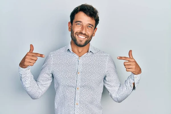 Hombre Guapo Con Barba Vistiendo Una Camisa Elegante Casual Que — Foto de Stock