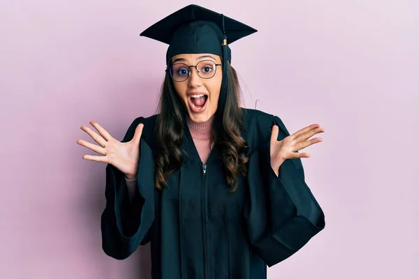 Giovane Donna Ispanica Indossa Berretto Laurea Abito Cerimonia Celebrando Pazzo — Foto Stock