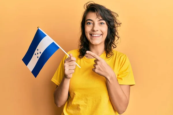 Jonge Spaanse Vrouw Met Honduras Vlag Glimlachend Vrolijk Wijzend Met — Stockfoto