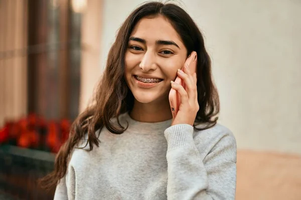 Ortadoğulu Genç Kız Gülümsüyor Şehirdeki Akıllı Telefondan Konuşuyor — Stok fotoğraf
