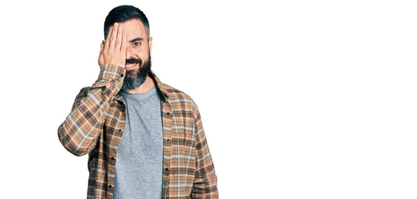 Sakallı Sıradan Tişörtlü Spanyol Bir Adam Bir Gözünü Eliyle Kapatıyor — Stok fotoğraf