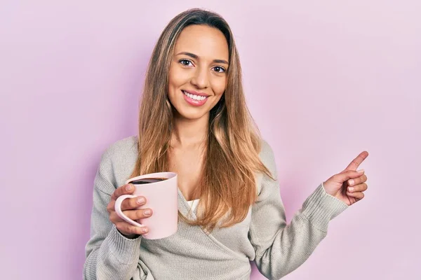 Hermosa Mujer Hispana Bebiendo Una Taza Café Sonriendo Feliz Señalando — Foto de Stock