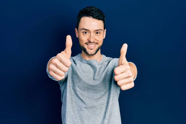 Joven Hombre Hispano Usando Ropa Casual Aprobando Hacer Gesto Positivo —  Fotos de Stock