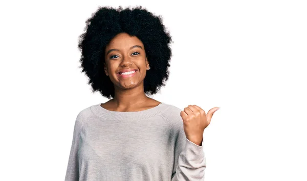 Jong Afrikaans Amerikaans Vrouw Dragen Casual Kleding Glimlachen Met Gelukkig — Stockfoto