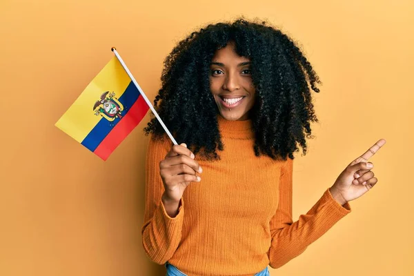 Африканська Американка Волоссям Афро Тримає Особливий Прапор Посміхається Щасливий Вказуючи — стокове фото