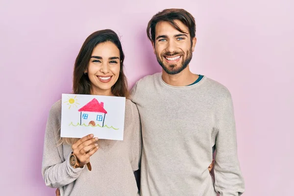 Junges Hispanisches Paar Das Ein Haus Hält Sieht Positiv Und — Stockfoto