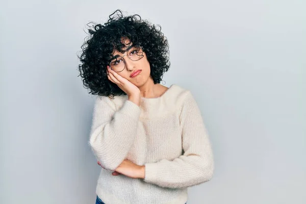 Jonge Vrouw Uit Het Midden Oosten Draagt Casual Witte Tshirt — Stockfoto