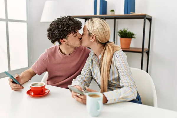 Unga Par Som Använder Smartphone Och Dricker Kaffe Hemma — Stockfoto