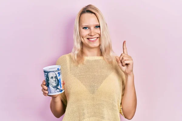 Mulher Loira Caucasiana Bonita Segurando Dólares Porquinho Caixa Dinheiro Sorrindo — Fotografia de Stock