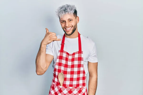 Young Hispanic Man Modern Dyed Hair Wearing Apron Smiling Doing — Stock Photo, Image