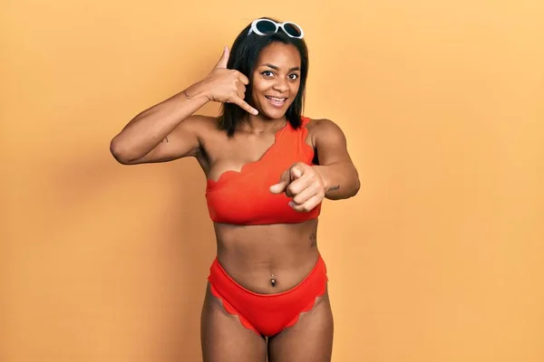 Ung Afrikansk Amerikansk Tjej Som Bär Bikini Leende Gör Prata — Stockfoto