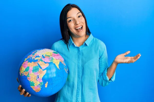 Mujer Latina Joven Sosteniendo Una Gran Bola Mundial Celebrando Logro — Foto de Stock