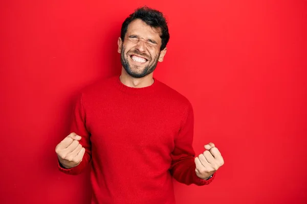 Bello Uomo Con Barba Indossa Casual Maglione Rosso Molto Felice — Foto Stock