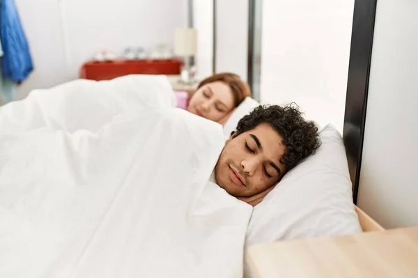 Junges Paar Lächelt Glücklich Schlafend Auf Dem Bett Schlafzimmer — Stockfoto