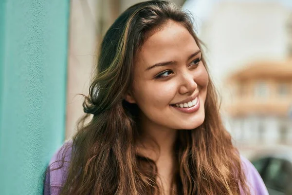 Giovane Donna Ispanica Sorridente Felice Piedi Alla Città — Foto Stock