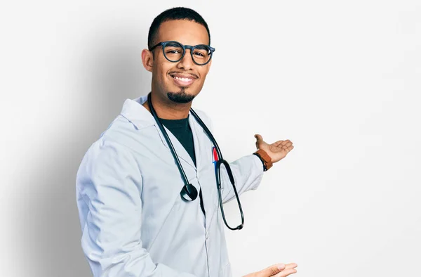 Joven Hombre Afroamericano Vistiendo Uniforme Médico Estetoscopio Invitando Entrar Sonriente — Foto de Stock