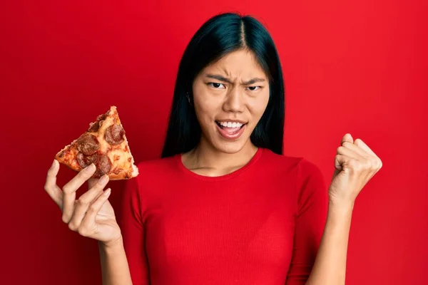 拿着意大利披萨的年轻中国女人自豪地尖叫着 高举双臂庆祝胜利和成功 — 图库照片