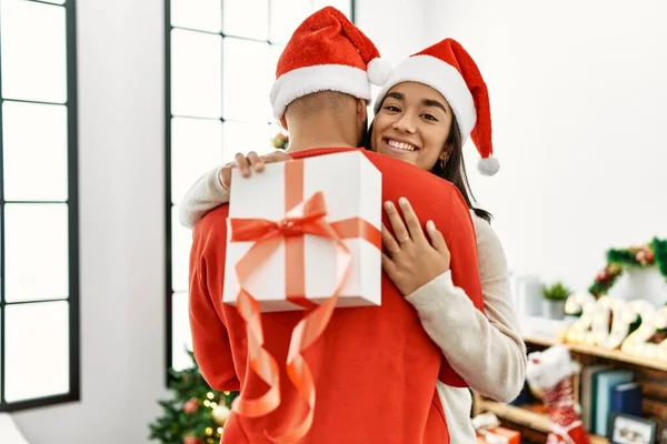 Fiatal Latin Pár Mosolyog Boldog Ölelés Gazdaság Karácsonyi Ajándék Otthon — Stock Fotó