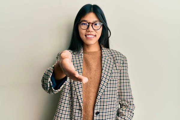 Giovane Donna Cinese Indossa Stile Business Occhiali Sorridente Amichevole Offrendo — Foto Stock