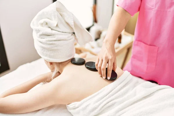 Donna Reciving Massaggio Alla Schiena Con Pietre Nere Centro Bellezza — Foto Stock