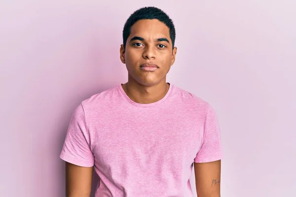 Ein Junger Gutaussehender Hispanischer Mann Trägt Lässig Ein Rosafarbenes Shirt — Stockfoto