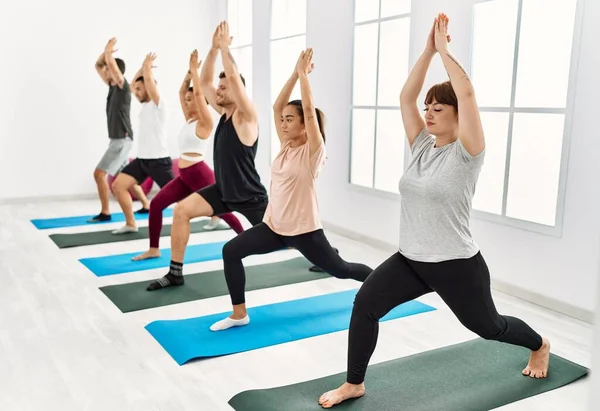 Grupo Jóvenes Hispanos Concentrados Entrenar Yoga Centro Deportivo — Foto de Stock