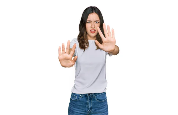 Joven Hermosa Mujer Usando Casual Camiseta Blanca Haciendo Stop Gesture — Foto de Stock