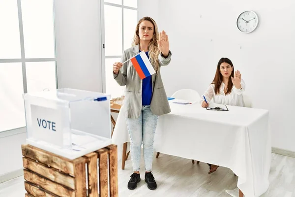 Mladá Blondýna Politickém Stánku Drží Ruskou Vlajku Otevřenou Rukou Dělá — Stock fotografie