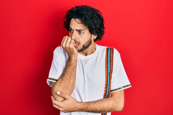 Bonito Homem Hispânico Vestindo Camisa Branca Casual Olhando Estressado Nervoso — Fotografia de Stock