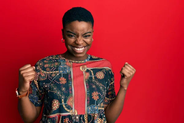 Young African American Woman Wearing African Style Celebrating Surprised Amazed — Stock Photo, Image