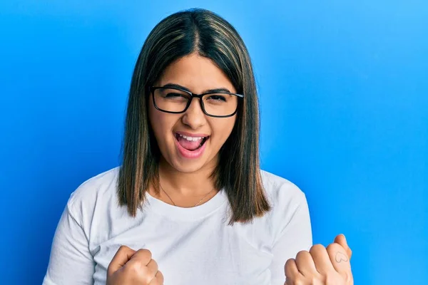 Ung Latin Kvinde Iført Afslappet Tøj Briller Fejrer Overrasket Forbløffet - Stock-foto