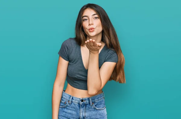 Junge Schöne Teenie Mädchen Tragen Lässige Crop Top Shirt Blick — Stockfoto