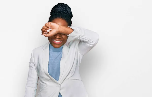 Ung Afrikansk Amerikansk Kvinna Bär Affärskläder Täcker Ögon Med Arm — Stockfoto