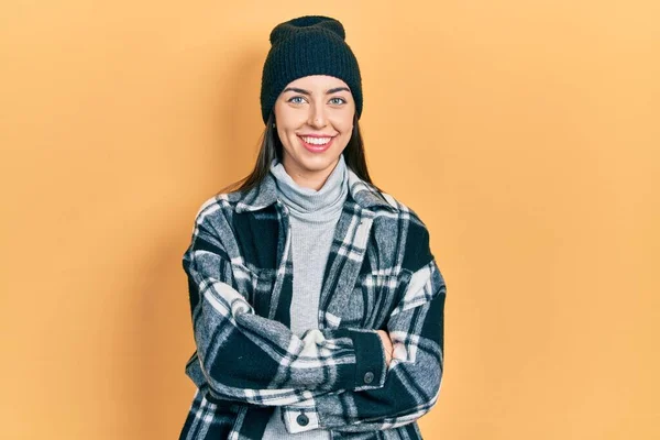 Mooie Vrouw Met Blauwe Ogen Met Wollen Kap Vrolijk Gezicht — Stockfoto