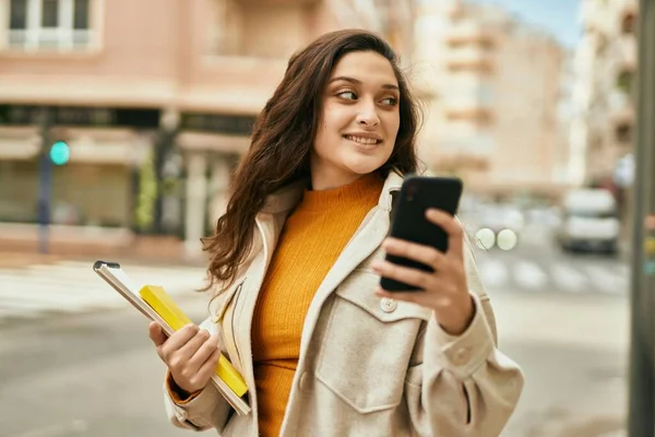 若い中東の女性は 市内でスマートフォンを使用して幸せな笑顔 — ストック写真