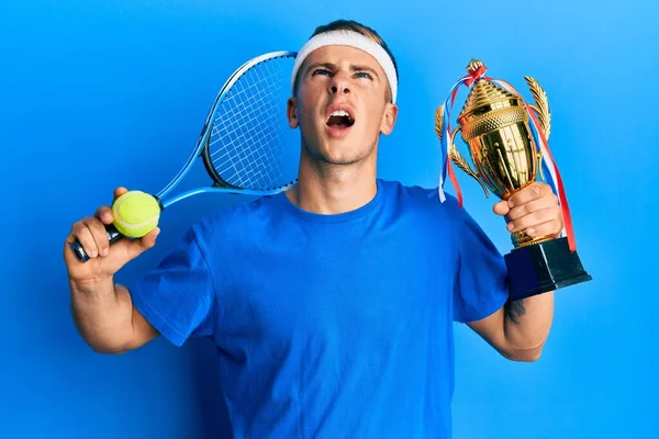 Junger Kaukasischer Tennisspieler Mit Trophäe Wütend Und Verrückt Schreiend Frustriert — Stockfoto