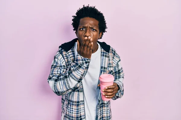 Junger Afrikanisch Amerikanischer Mann Der Eine Tasse Kaffee Trinkt Den — Stockfoto