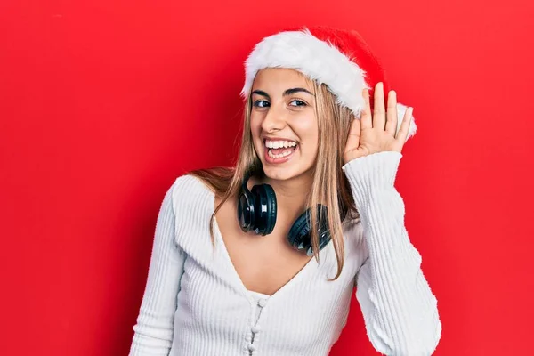 Красива Іспаномовна Жінка Різдвяному Капелюсі Навушниках Посміхається Рукою Слухати Чути — стокове фото